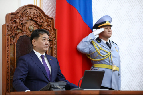 У.Хүрэлсүхийн сүүдэр парламентын танхимд